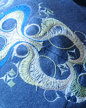 <br>Detalj av en brodert mannstrøye fra Leksand i Dalarna